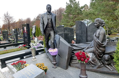 Мемориальная композиция из статуй мужчины и женщины с собакой