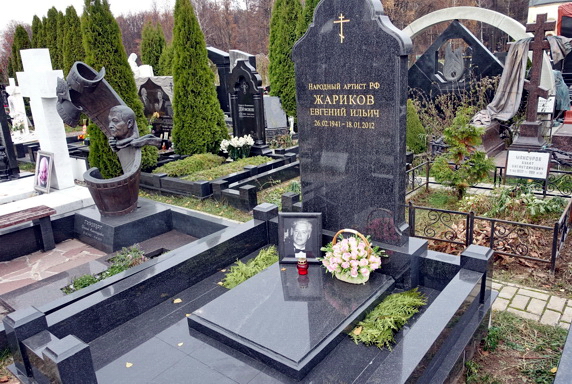 Вертикальное гранитное надгробье с куполообразным верхом